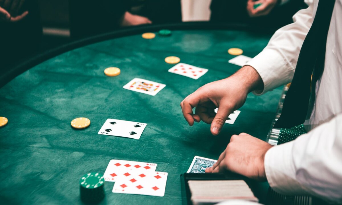 Casino dealer and players at a card table for the NZ$15 deposit casino guide