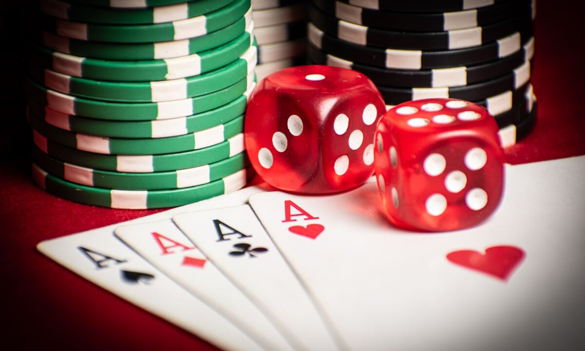 Casino chips dice and four aces for comparing NZ$20 deposit fields